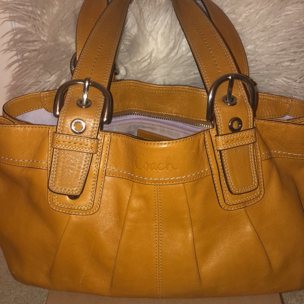 Rare vintage findExcellent condition vintage Coach shoulder bag with zip closure